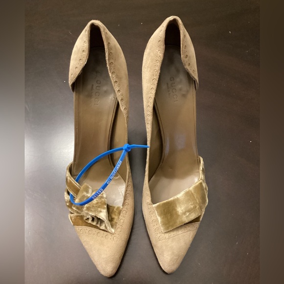 Gucci Beige Suede and Velvet Bow D’Orsay Pumps, Size 9B. - Picture 2 of 15